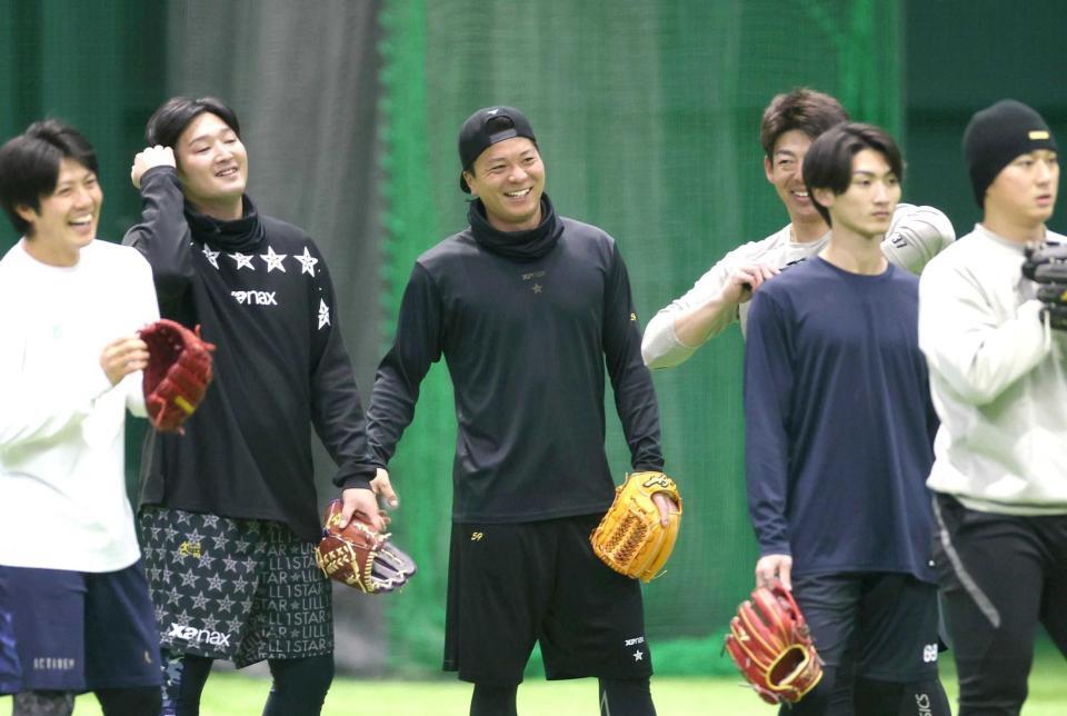 　ノック中、笑顔を見せる大盛（中央）＝撮影・北村雅宏