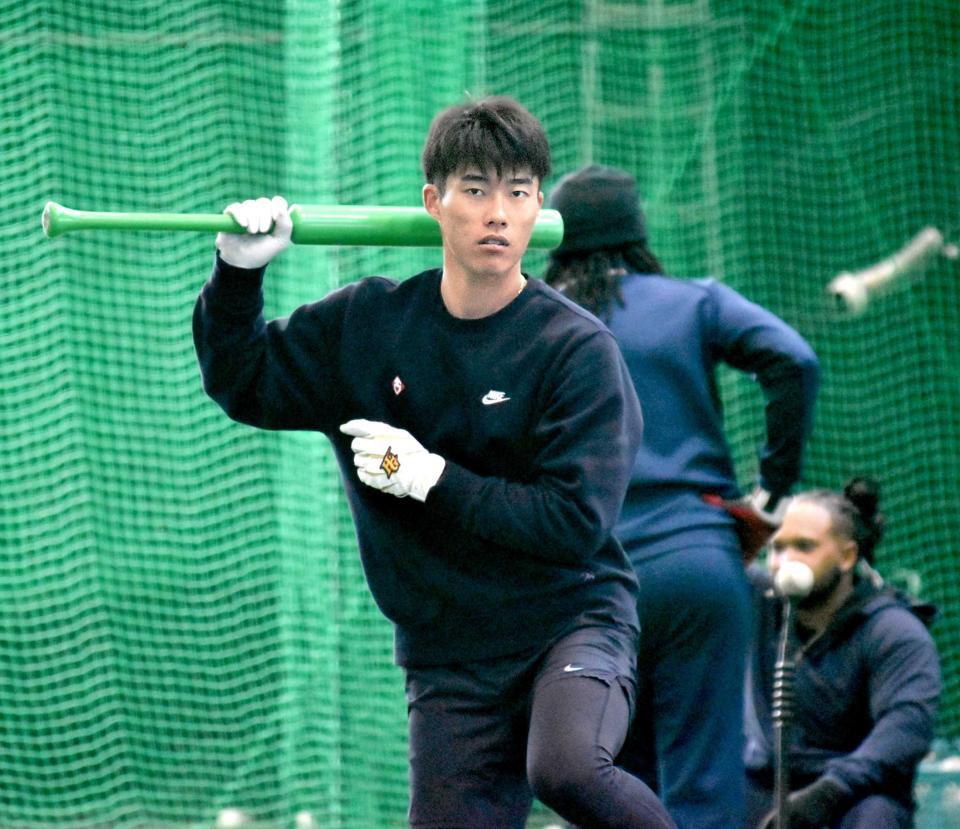 トレーニングバットで練習を行う二俣　