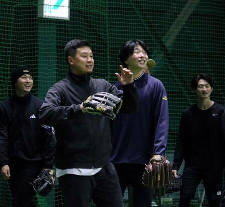 笑顔でノックを受ける森（撮影・市尻達拡）