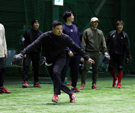 合同自主トレに合流し、ノックを受ける森（撮影・市尻達拡）