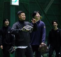 笑顔でノックを受ける森（撮影・市尻達拡）