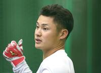 練習中、サムアップポーズを見せる田村（撮影・北村雅宏）