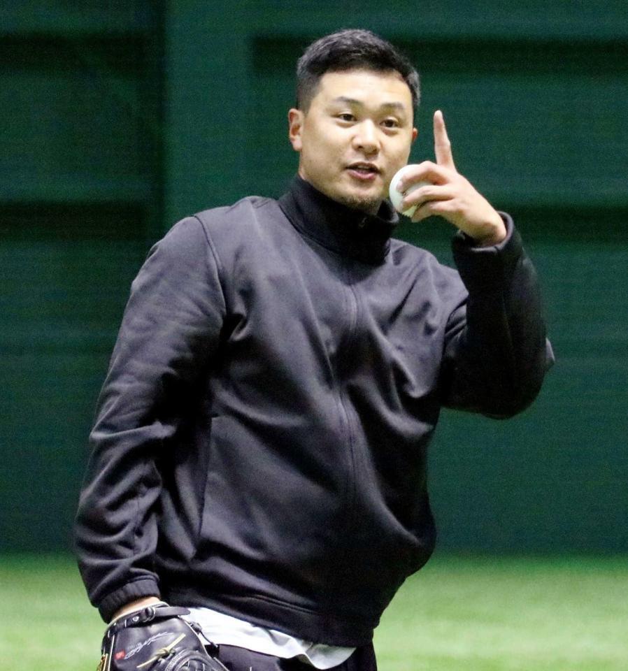 キャッチボールをする森（撮影・市尻達拡）