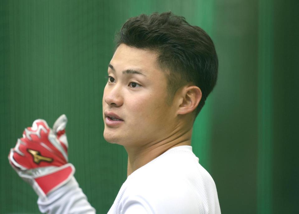 練習中、サムアップポーズを見せる田村（撮影・北村雅宏）