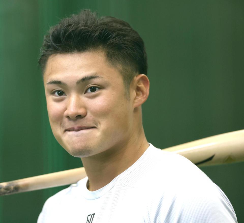 バットを手にする田村（撮影・北村雅宏）