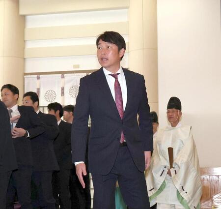 必勝祈願を行った新井監督（中央）＝撮影・北村雅宏