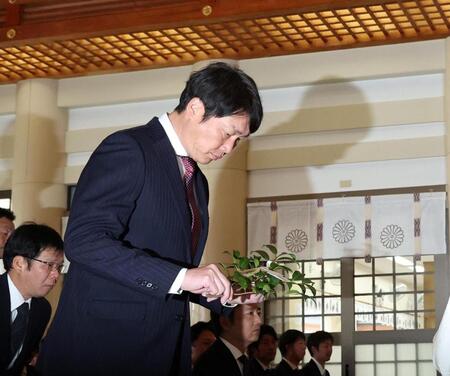 必勝祈願する新井監督（撮影・北村雅宏）