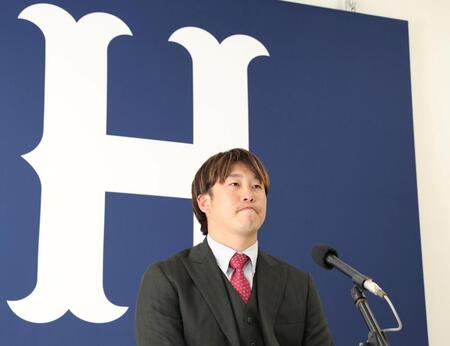 契約更改交渉を終えて会見する小園（撮影・北村雅宏）