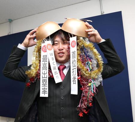 契約更改交渉を終えて笑顔を見せる小園（撮影・北村雅宏）