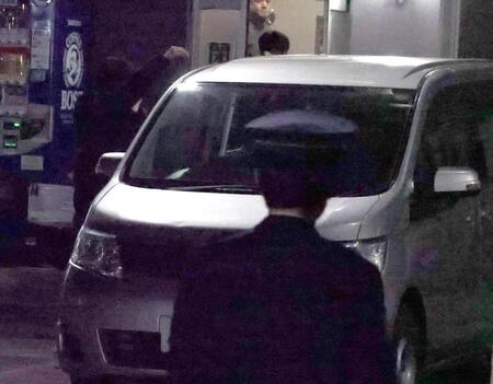 移送される羽月容疑者（撮影・北村雅宏）