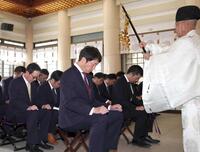 　必勝祈願する新井監督（中央）＝撮影・北村雅宏