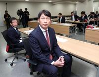 スタッフミーティングを行う新井監督（中央）＝撮影・北村雅宏