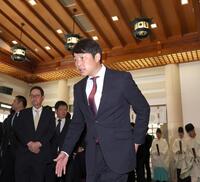 必勝祈願を行った新井監督（中央）＝撮影・北村雅宏