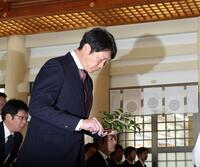 必勝祈願する新井監督（撮影・北村雅宏）