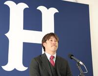 契約更改交渉を終えて会見する小園（撮影・北村雅宏）