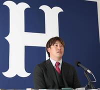 契約更改交渉を終えて会見する小園（撮影・北村雅宏）