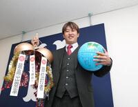 契約更改交渉を終えて笑顔を見せる小園（撮影・北村雅宏）