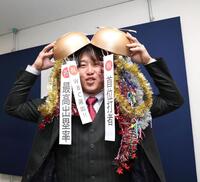 契約更改交渉を終えて笑顔を見せる小園（撮影・北村雅宏）