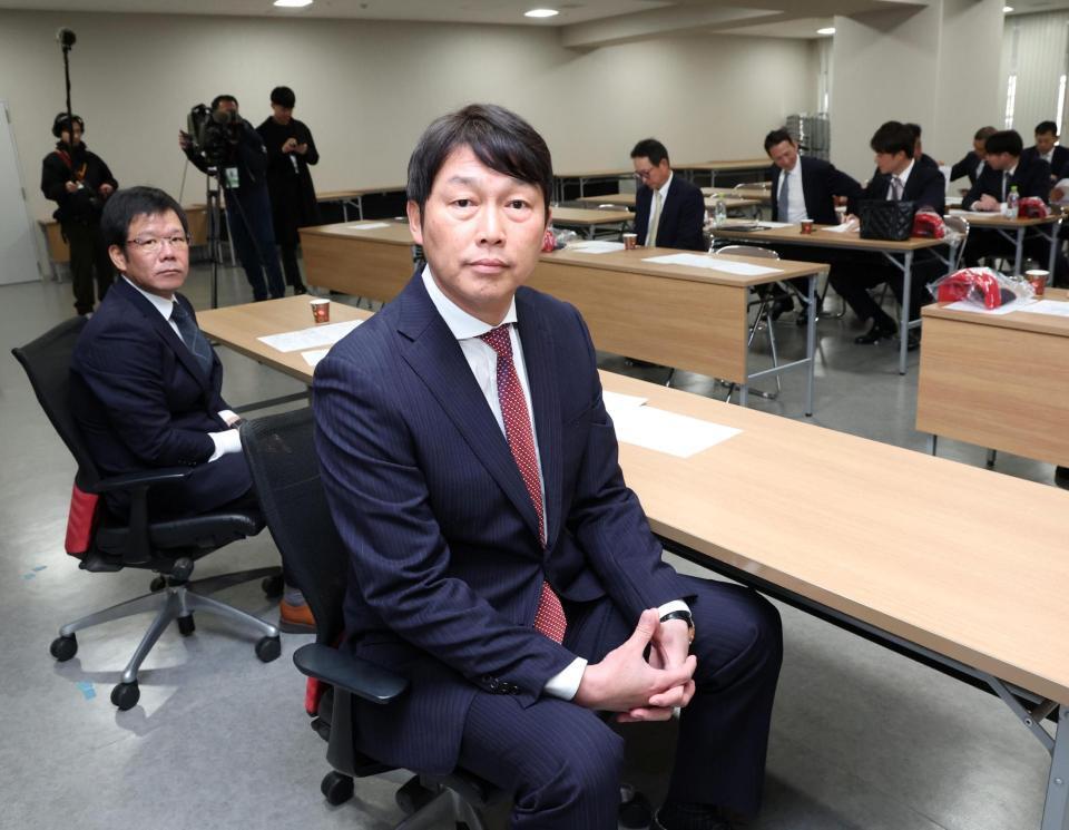 スタッフミーティングを行う新井監督（中央）＝撮影・北村雅宏