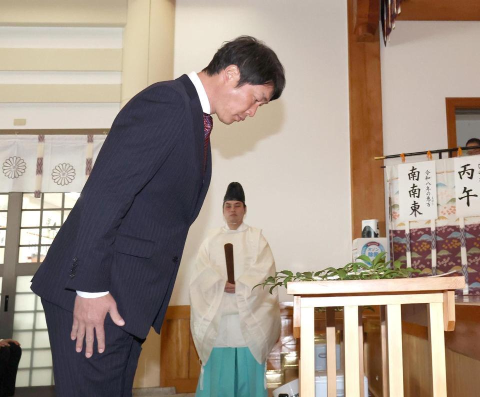 必勝を念ずる新井監督（撮影・北村雅宏）