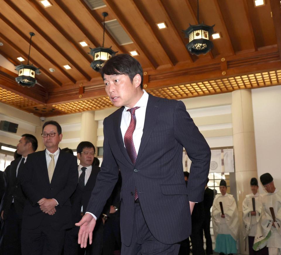 必勝祈願を行った新井監督（中央）＝撮影・北村雅宏