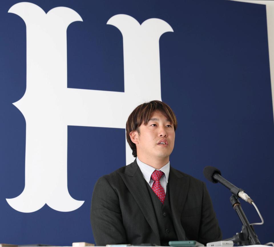 契約更改交渉を終えて会見する小園（撮影・北村雅宏）