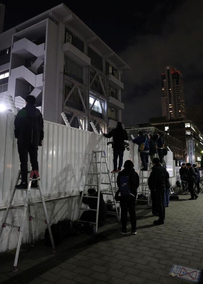 騒然とする広島県広島中央警察署前（撮影・北村雅宏）