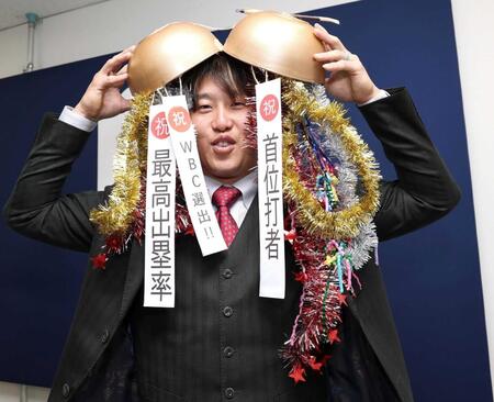 契約更改交渉を終えて笑顔を見せる小園（撮影・北村雅宏）