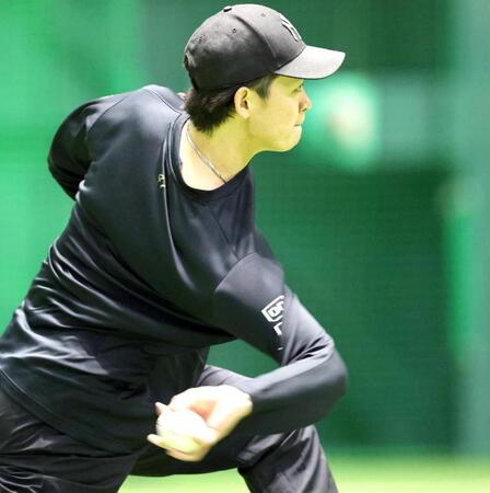 キャッチボールをする鈴木（撮影・北村雅宏）