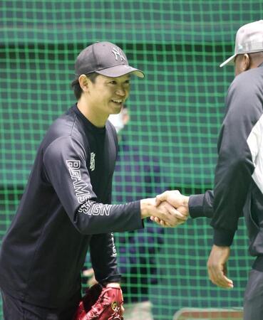 モンテロ（右）と握手を交わす鈴木（撮影・北村雅宏）