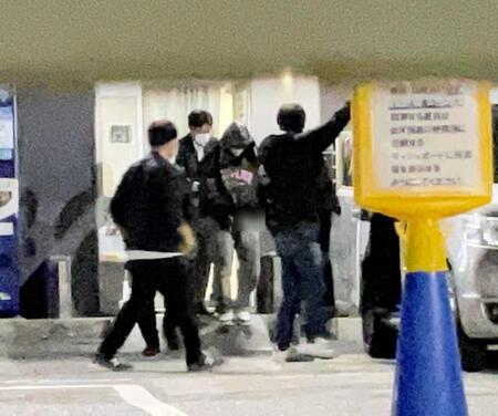 移送される羽月容疑者