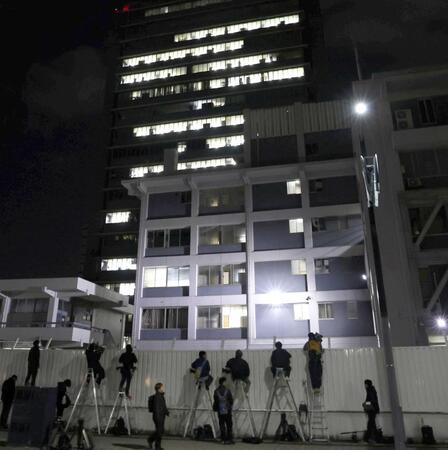 騒然とする広島中央警察署前