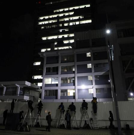 騒然とする広島県広島中央警察署前＝２７日