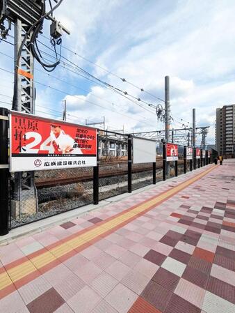 カープロードから羽月容疑者の看板が撤去される