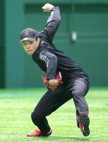 　ノックの打球を返球する鈴木