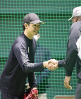 モンテロ（右）と握手を交わす鈴木（撮影・北村雅宏）