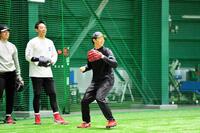 ノックで笑顔を見せる鈴木（撮影・市尻達拡）