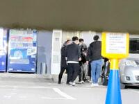 取り調べを終えて拘置施設へ移動する羽月容疑者（撮影・畠山賢大）