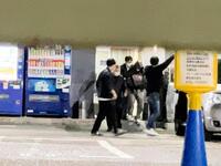 取り調べを終えて拘置施設へ移動する羽月容疑者（撮影・畠山賢大）