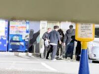 取り調べを終えて拘置施設へ移動する羽月容疑者（撮影・畠山賢大）