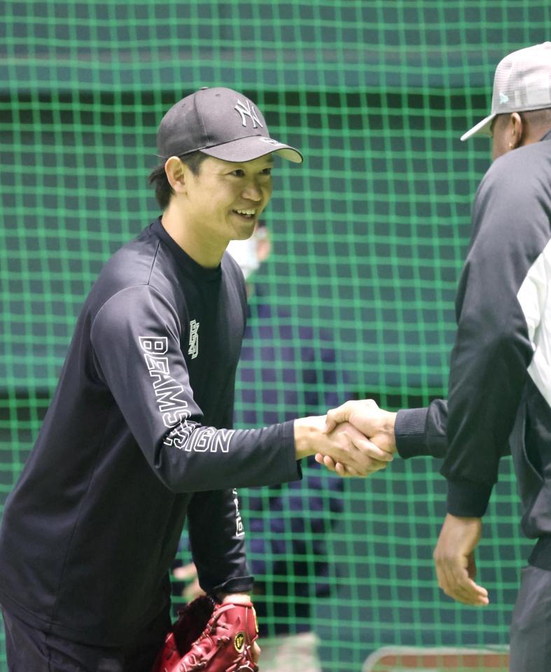 モンテロ（右）と握手を交わす鈴木（撮影・北村雅宏）