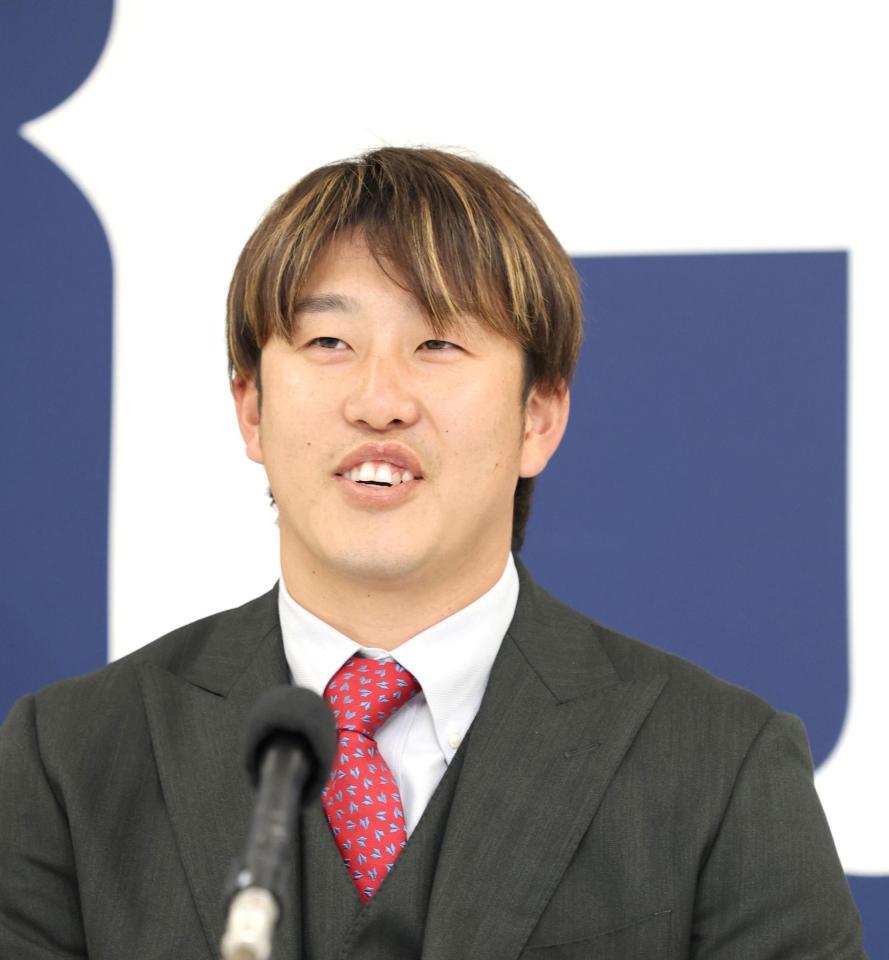 契約更改交渉を終えて会見する小園（撮影・北村雅宏）