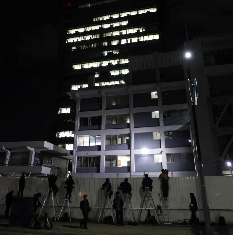 騒然とする広島県広島中央警察署前（撮影・北村雅宏）