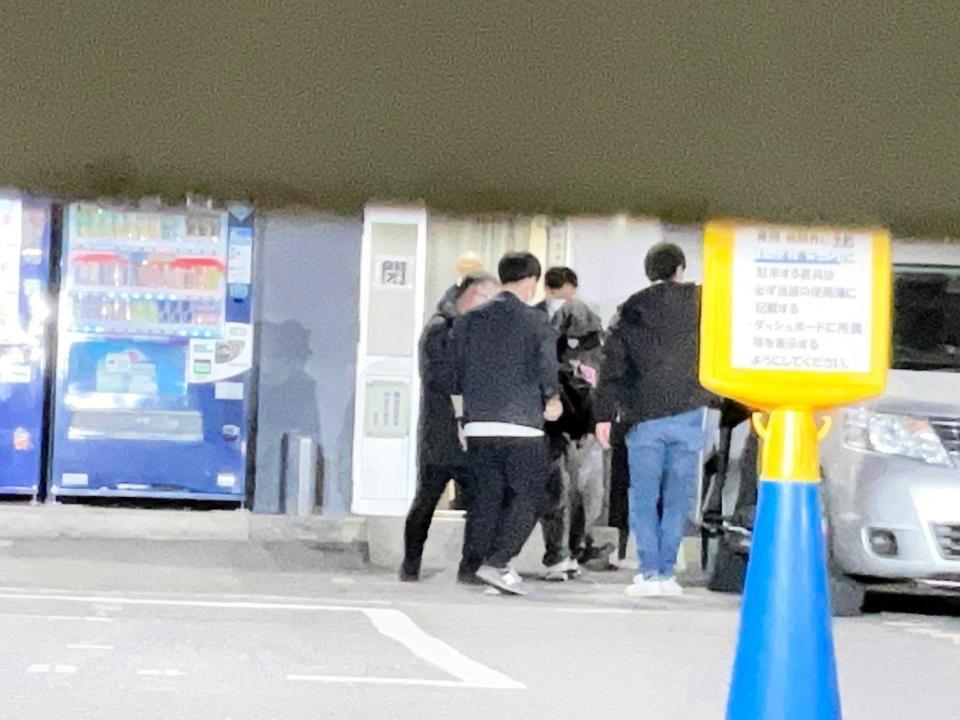 　移送される羽月容疑者