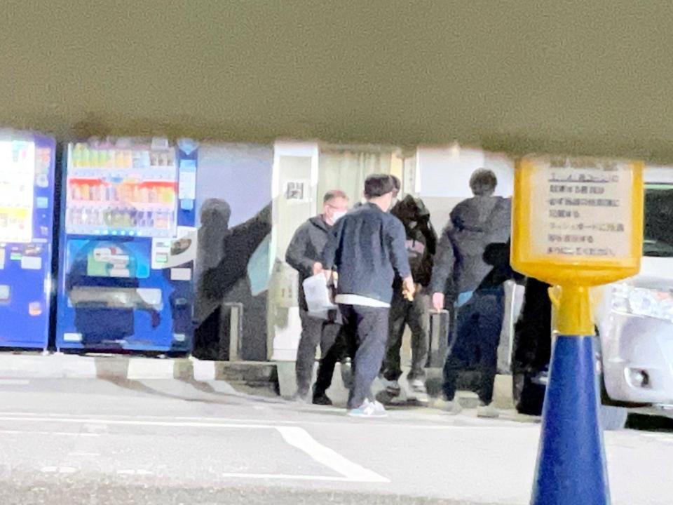 取り調べを終えて拘置施設へ移動する羽月容疑者（撮影・畠山賢大）