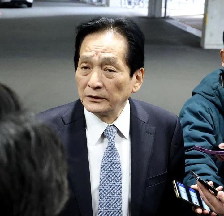 囲み取材に応じる広島・鈴木清明球団本部長（撮影・北村雅宏）