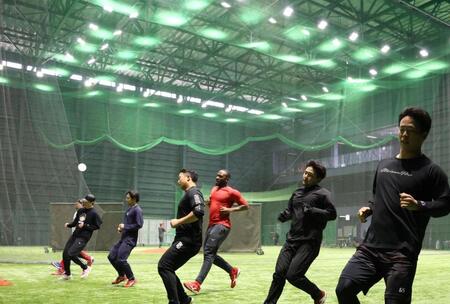 屋内でダッシュするテイラー・ハーン（中央）ら（撮影・北村雅宏）