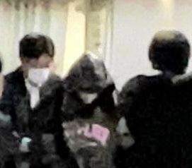 広島　羽月隆太郎容疑者が送検　関係施設の前に約３０人の報道陣が詰めかけ無数のフラッシュ