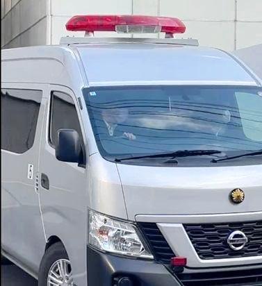 送検される羽月容疑者を乗せたとみられる車両