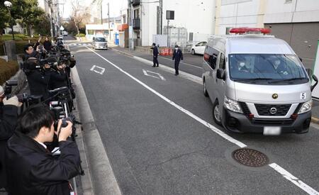 送検される羽月容疑者を乗せたとみられる車両（撮影・北村雅宏）※画像の一部を加工しています